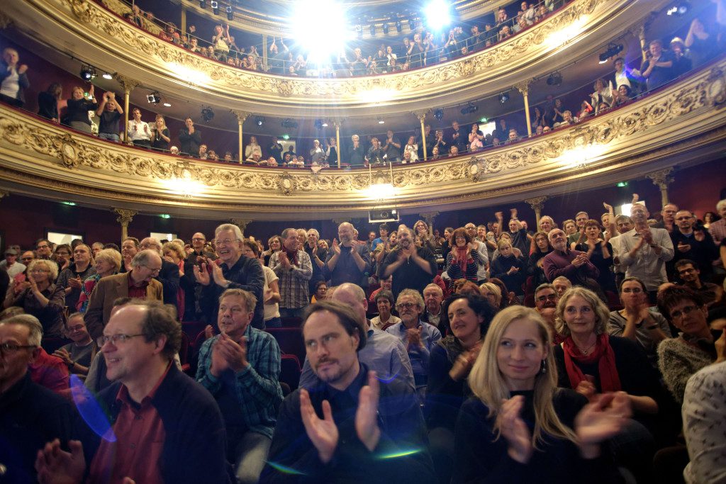 1-Audience-in-Ovation-by-Peter-Heller-1024×683